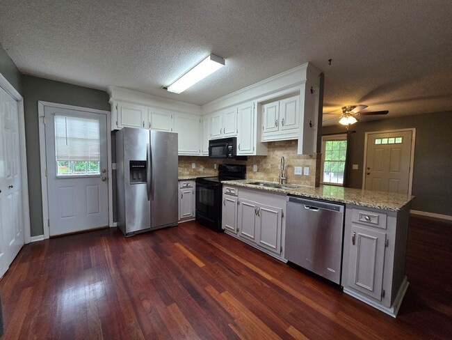 Building Photo - 805 Club Ln