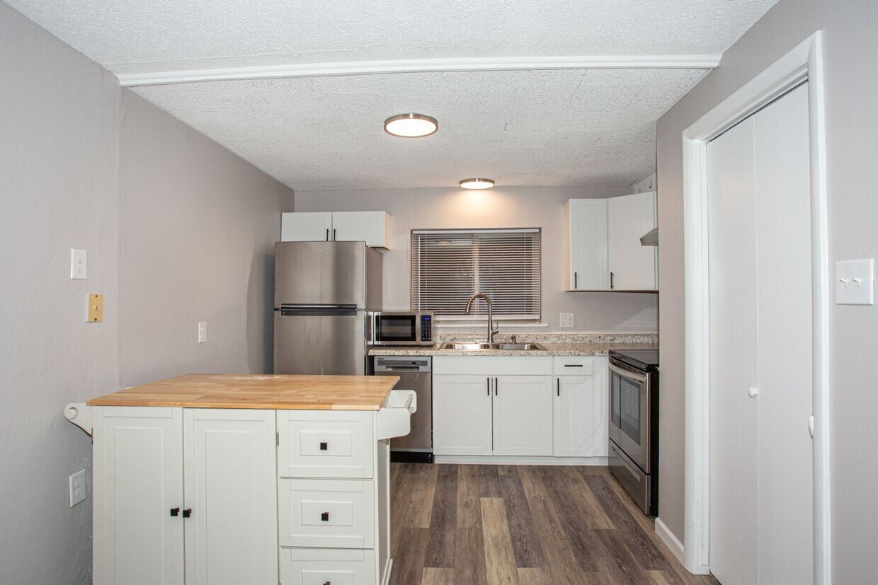 Foto principal - 2 Bed 1 Bath On Bus Route - Heat Included/...