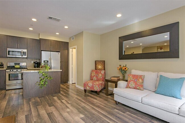 Foto del edificio - Spacious 2 Bedroom + Office/Den Townhome i...