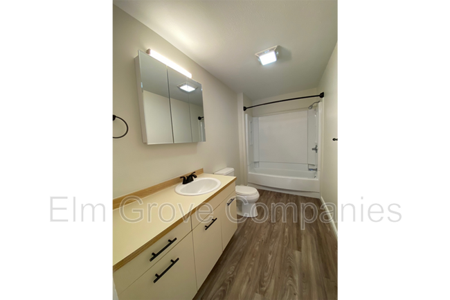 Building Photo - 9 Darby Field Common