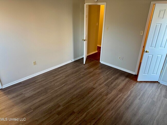 Building Photo - 6050 Somerset Dr