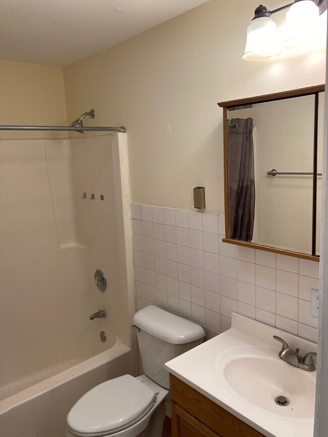 Bathroom - 506 W Hydraulic St