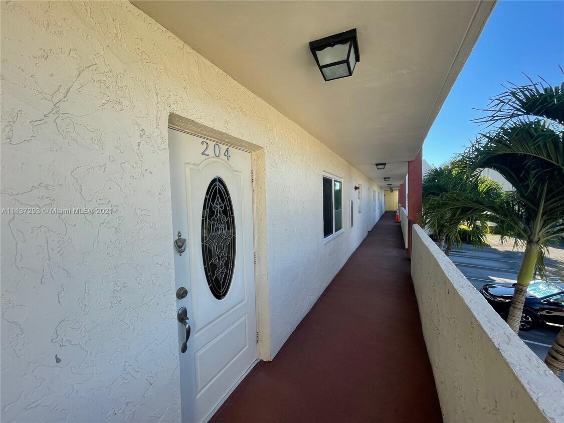 Primary Photo - 281 S Hollybrook Dr