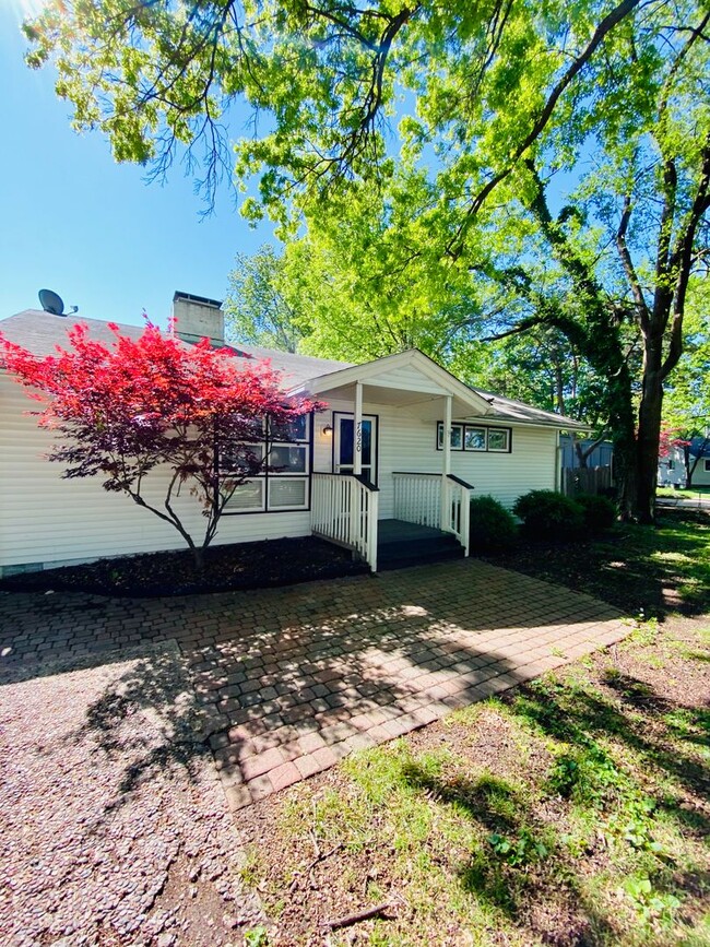 Building Photo - Fantastic Prairie Village Ranch + Lawn Car...