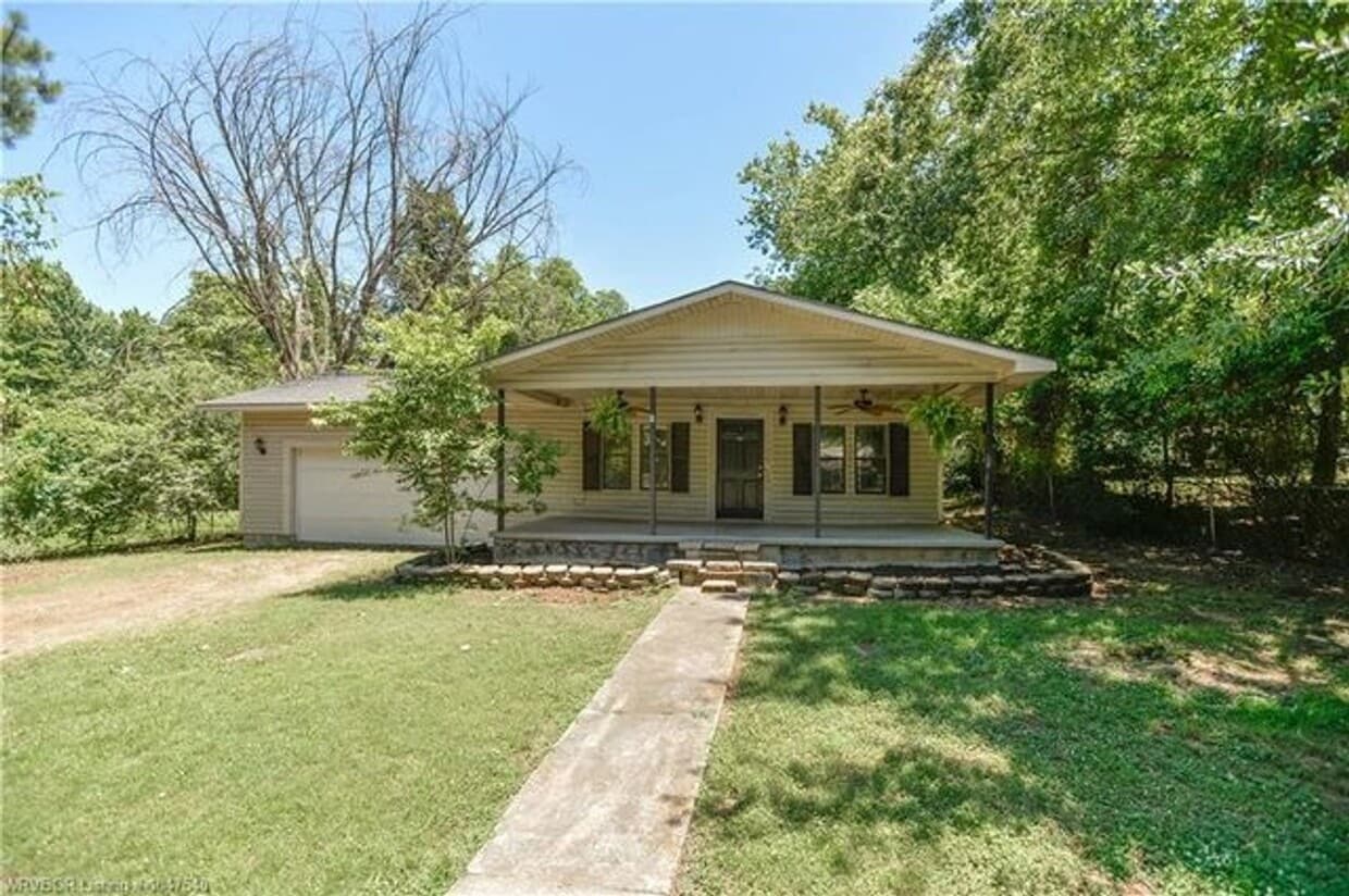 Primary Photo - Freshly Renovated 3 Bedroom Home
