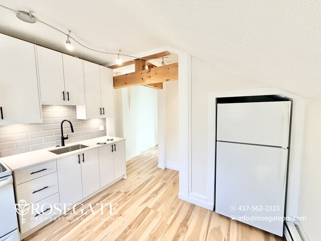 Building Photo - Spacious 1-Bedroom Upper Apartment with Parking – Utilities Included – Cambridge