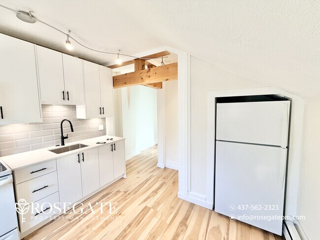 Photo du bâtiment - Spacious 1-Bedroom Upper Apartment with Parking – Utilities Included – Cambridge