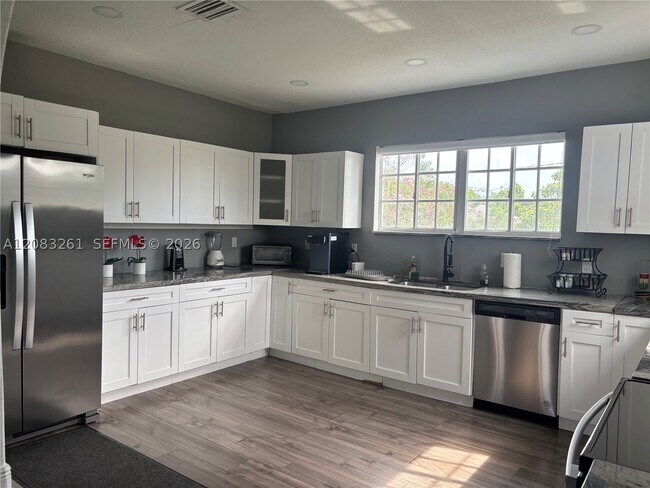 Foto del edificio - 4120 NW 166th St
