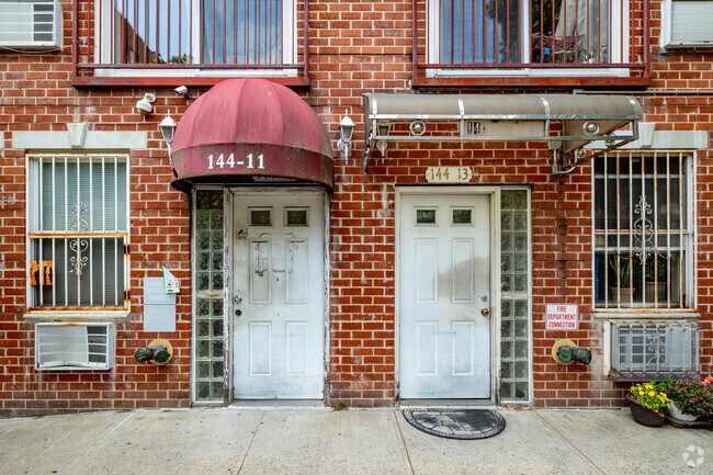 Entrada - 14411 Barclay Ave