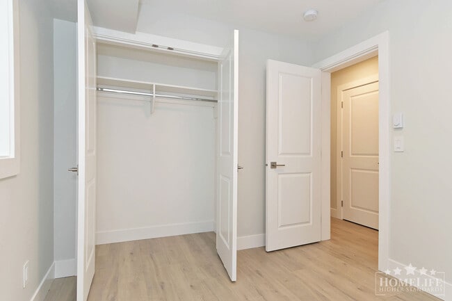 Photo du bâtiment - Beautiful Above Ground Level 2-bed 1-bath Legal Basement Suite