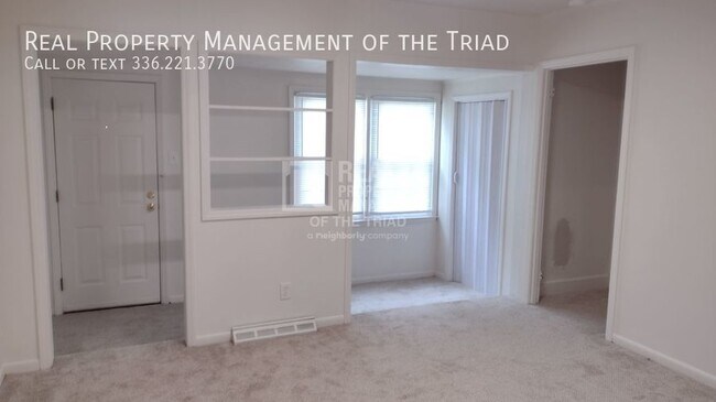Foto del edificio - 3 Bed 2 Bath Cottage with Large Yard in NW...