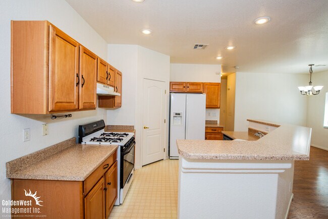 Foto del edificio - Beautiful Two-Story 3Bdm 2.5Ba Rowhome Nestled in Henderson!
