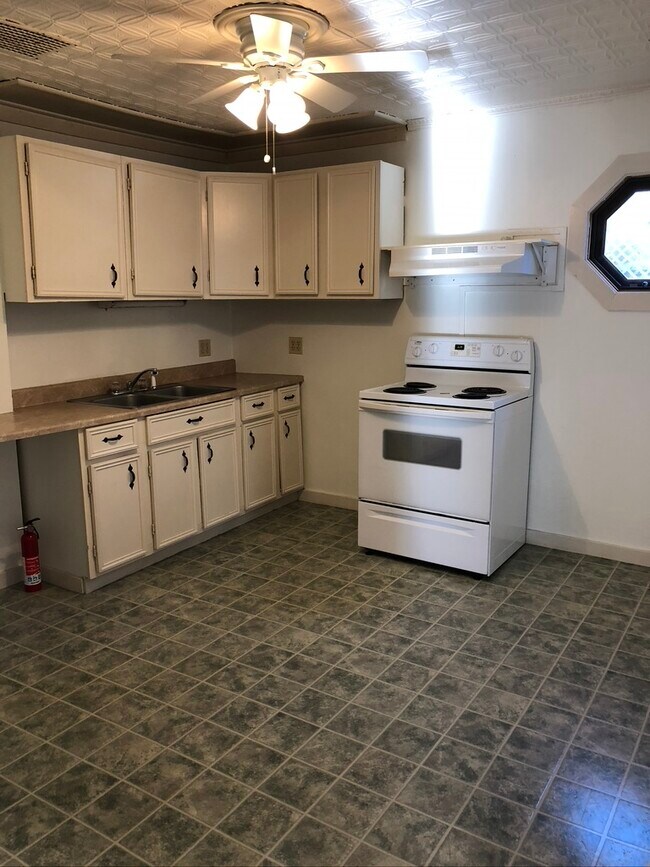 Kitchen - 89 Hill St