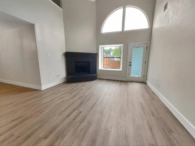 Foto del edificio - 811 Fawn Valley Dr