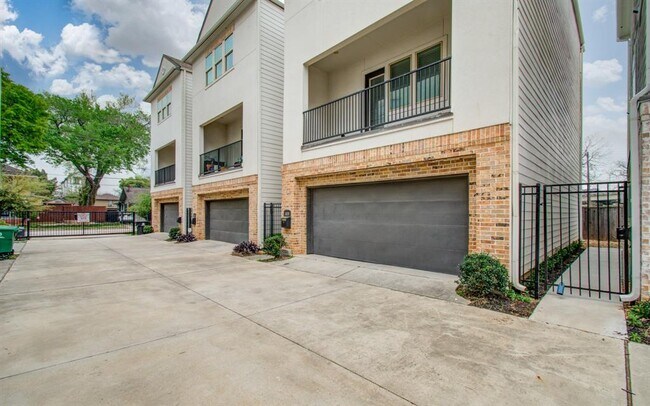 Building Photo - 1408 Cleburne St