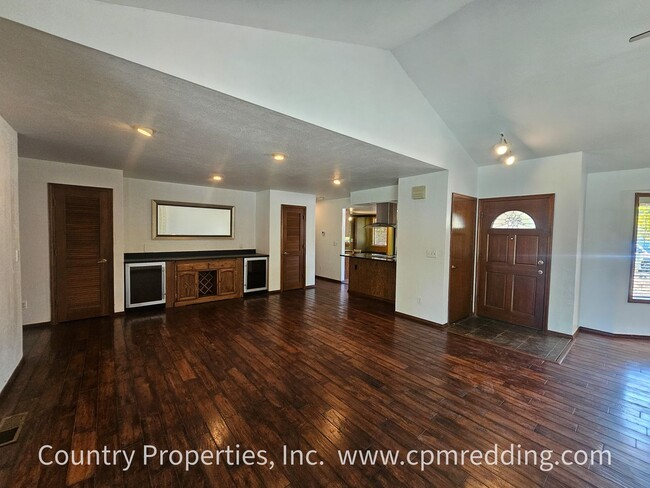 Foto del edificio - Stunning House with a Pool in West Redding...