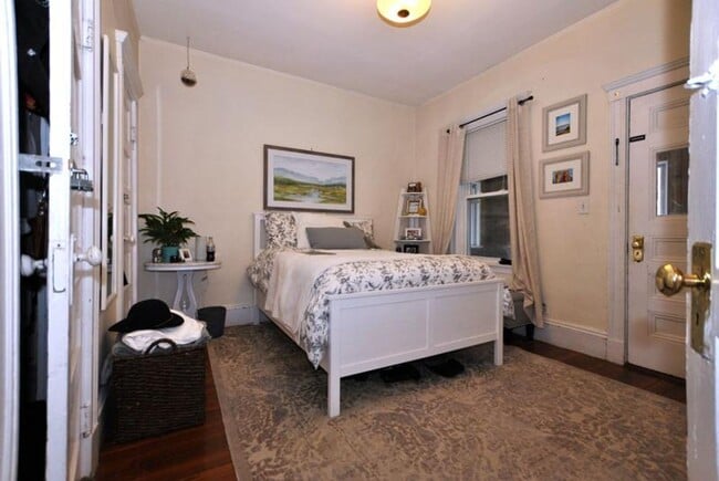 Photo - Huge 4 bed unit in the heart of Oak Square! House