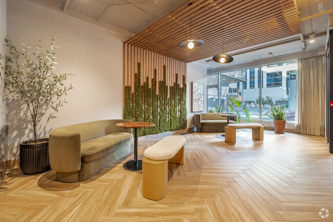 Lobby Photo - 161 Laurier Av W