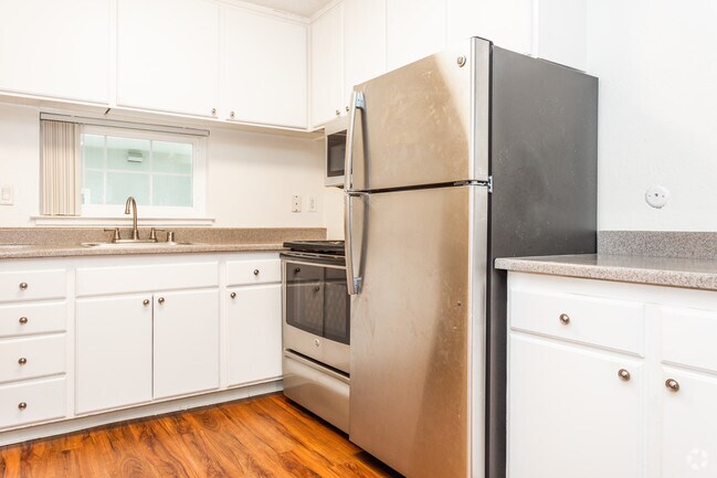 2 habitaciones, 1.5 baños, 880 pies cuadrados - St Moritz Apartments