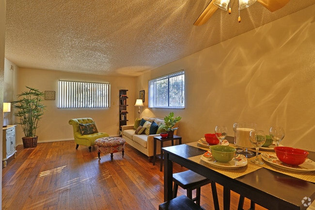 Dining Area - Boulder Crossroads