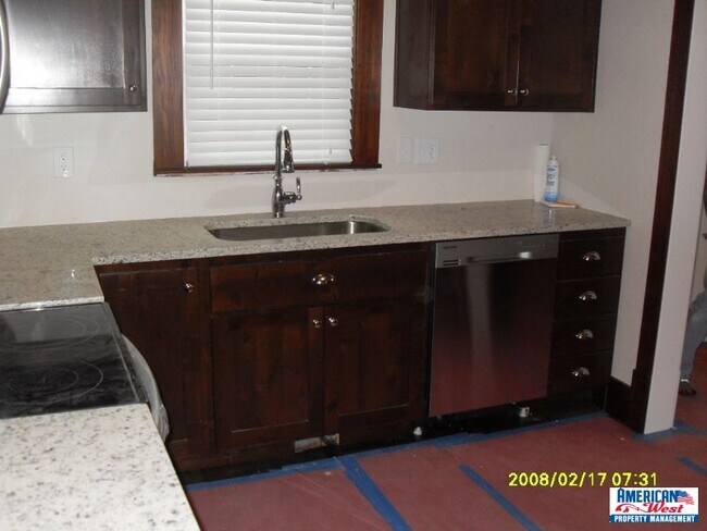 Building Photo - Updated 2 bedroom duplex