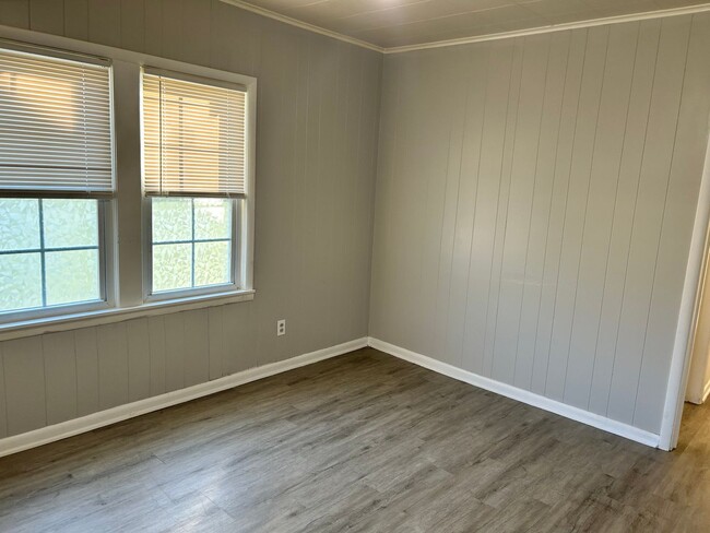 Building Photo - 1 Bedroom close to the University of Tulsa...