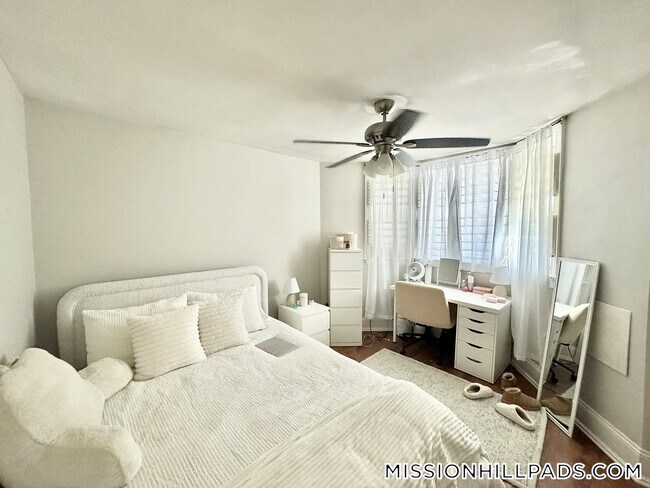 Building Photo - 717 Parker St