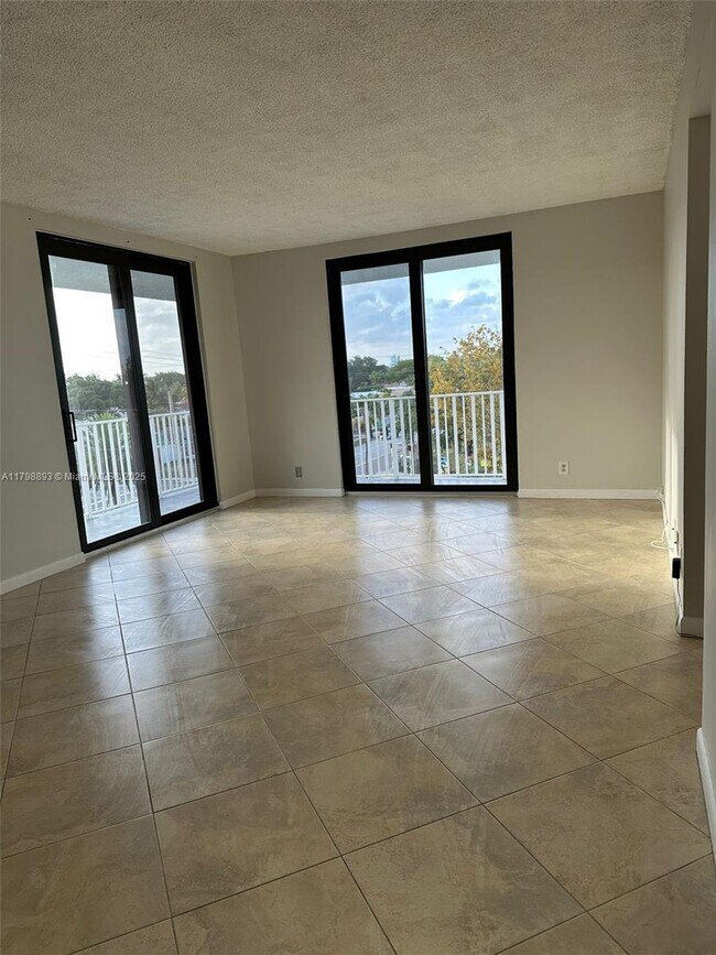 Foto del edificio - 901 Hillcrest Dr