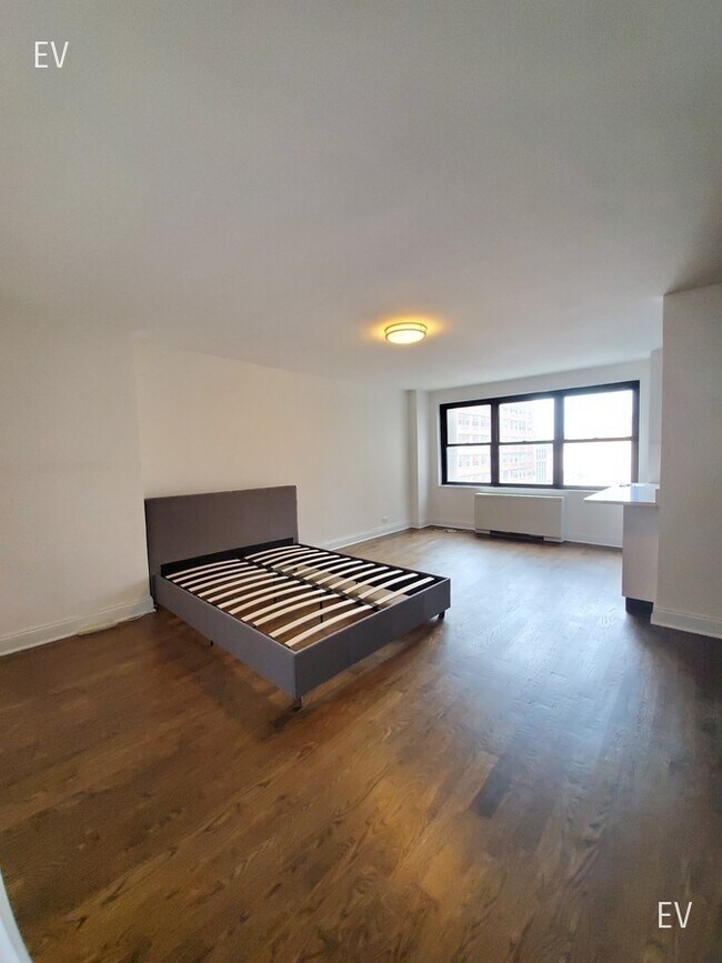 Building Photo - 96 Fifth Ave-16D