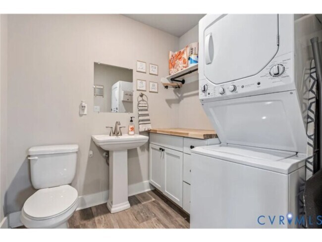 Building Photo - 3 Bedroom 3 Bathroom