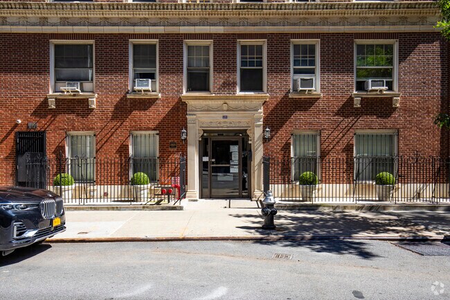 Entrada - 25 W 64th St