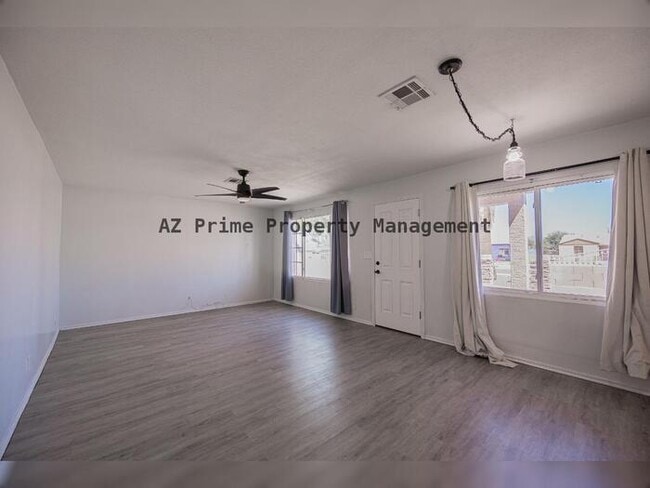 Foto del edificio - 2421 W Washington St