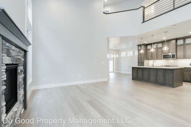 Building Photo - 3 br, 2.5 bath House - 135 W Floating Feat...