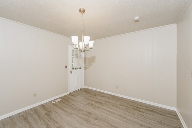 Building Photo - Spacious 3 Bedroom