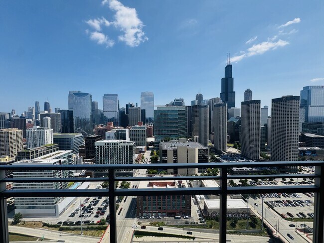 Foto del edificio - 737 W Washington Blvd