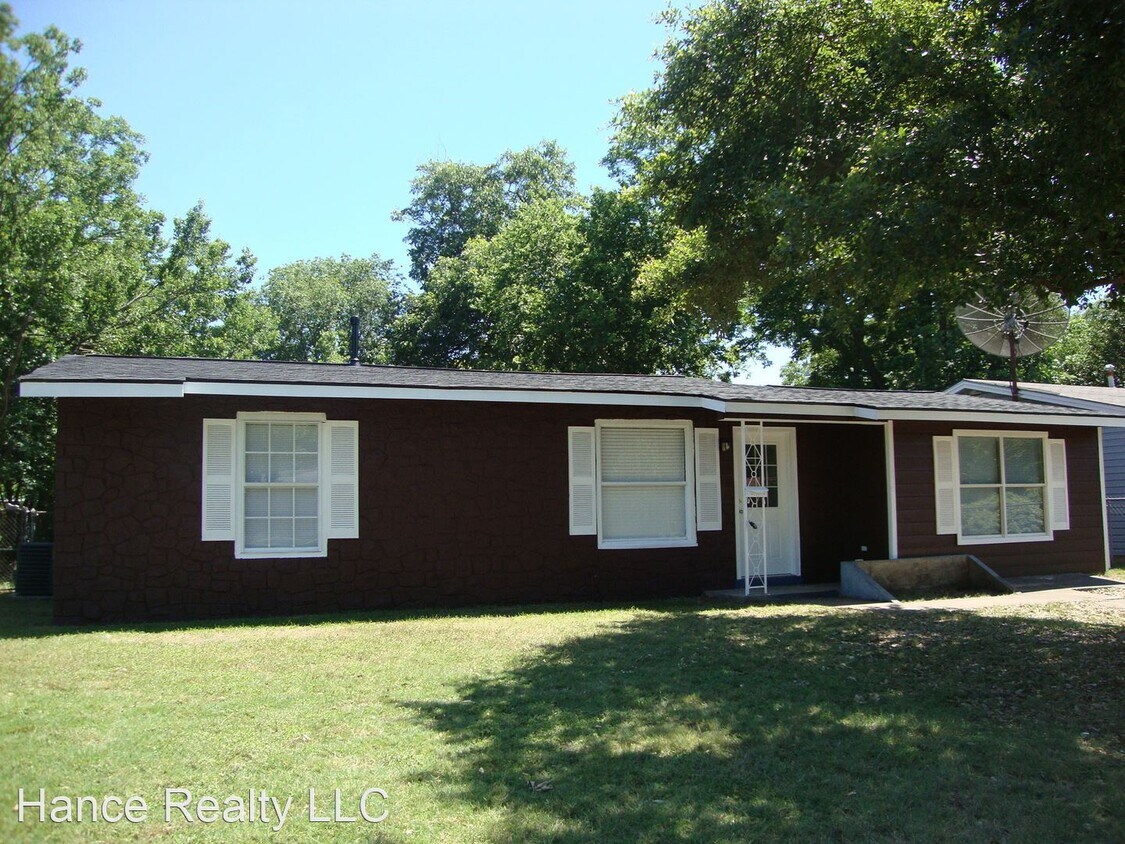 Foto principal - 3 br, 2 bath House - 256-Longview Dr