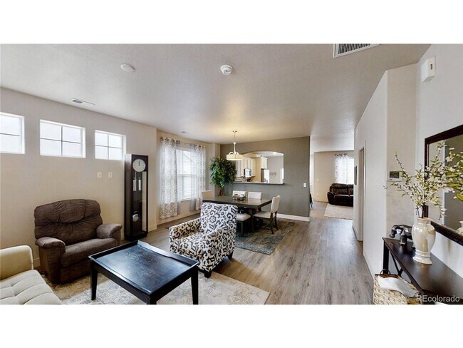 Foto del edificio - Available 6/11: Beautiful End Unit Townhom...