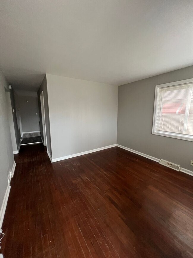 Foto del edificio - This recently updated raised brick-ranch h...