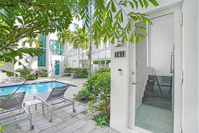 Foto del edificio - 741 NE 4th Ave