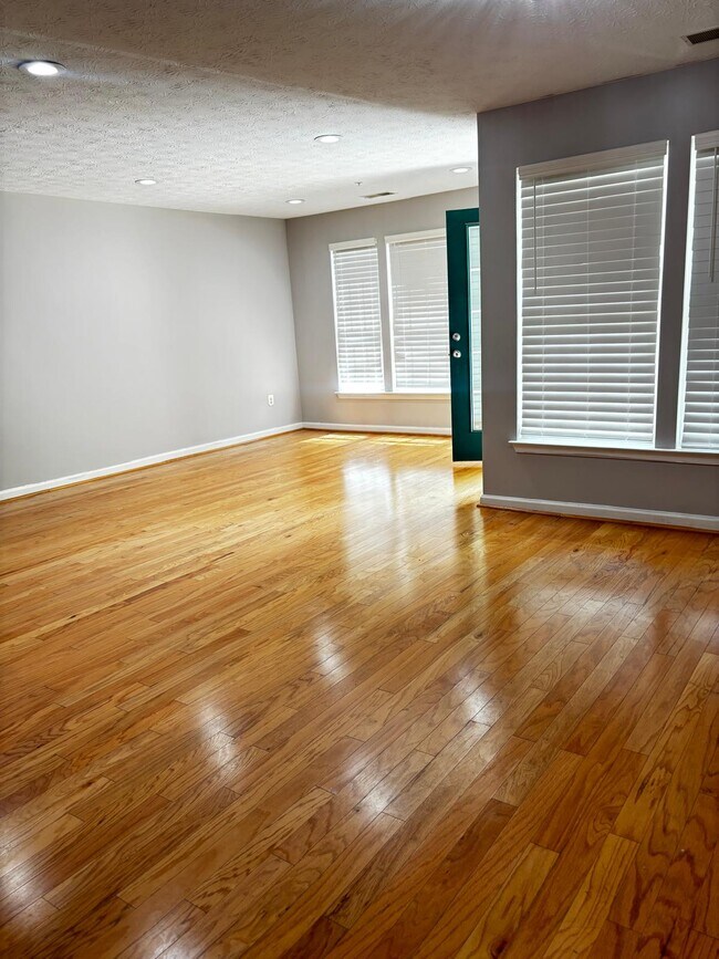 Foto del edificio - 3004 Hunting Ridge Dr