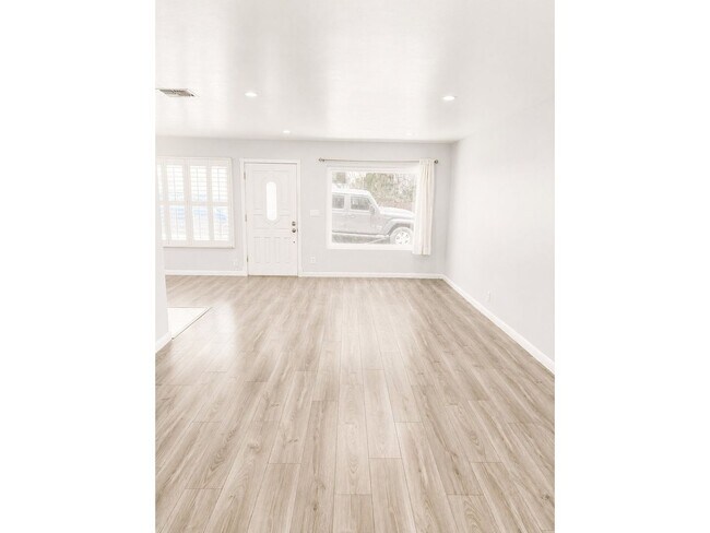 Foto del edificio - Completely Remodeled Glendale Gem in Award-Winning Blue Ribbon School District!