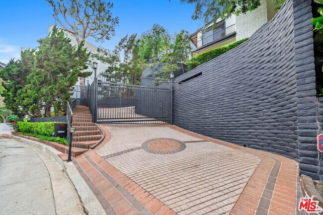 Foto del edificio - 9305 Beverlycrest Dr