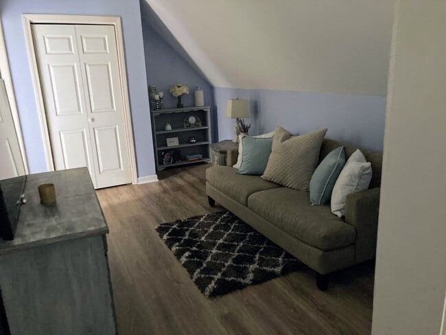 Building Photo - 6 Orchard Rd