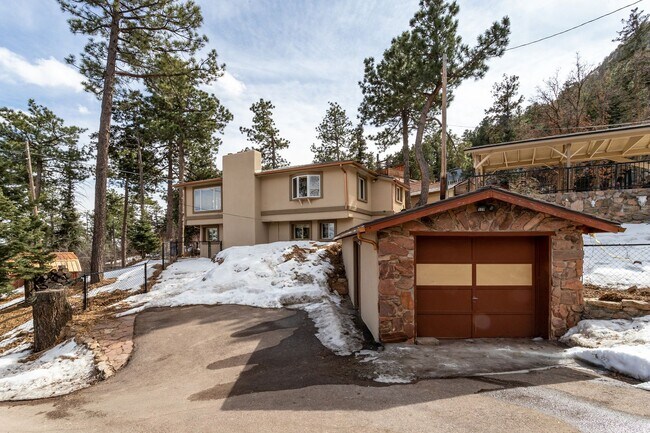 Building Photo - Charming 4-Bed, 3-Bath Ranch-Style Retreat...