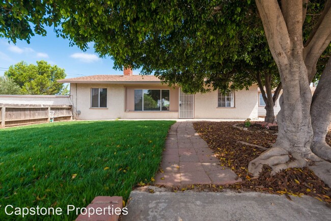 Building Photo - 1456 E Fallbrook St
