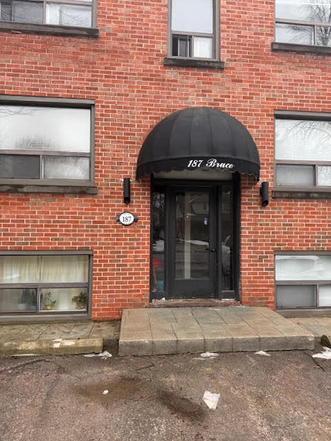 Photo du bâtiment - Spacious 2 Bedroom + Den Apartment for Rent – Unit 5 | Available Now * Wortley Village