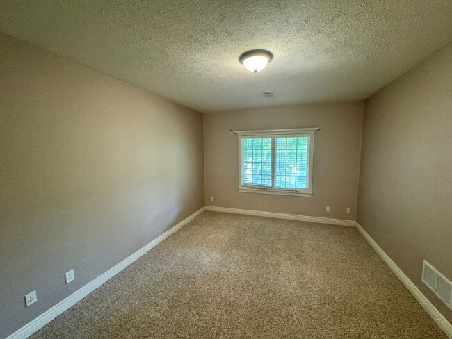 Building Photo - 4 Bed 3 Bath near Manhattan Country Club!