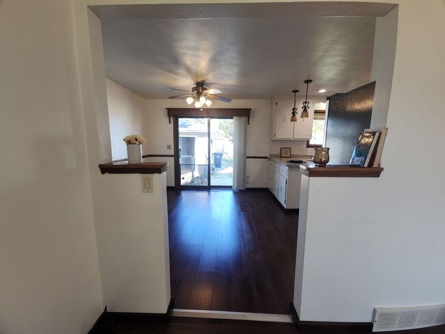 Building Photo - Family-Friendly 3BR Ranch with Home Office...