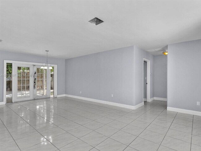 Building Photo - 6525 SW 18th St