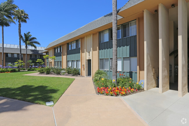 Courtyard - Pacific Breeze Apartments